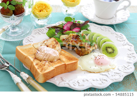 花生醬吐司和煎蛋早餐 花生醬吐司和煎蛋早餐 54885115
