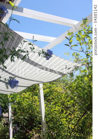 手工遮陽篷附在甲板的涼棚上 54885142