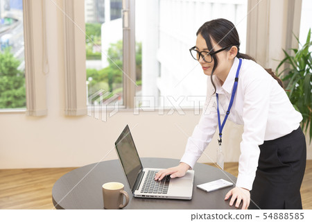 Business woman phone screen email 54888585