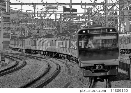 通勤列車山手線E235系列圖像貫穿市中心 54889160