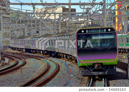 通勤列車山手線E235系列圖像貫穿市中心 54889163