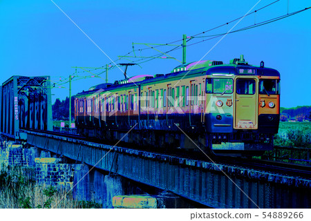 當地火車115系列圖像穿越鐵橋 當地火車115系列圖像穿越鐵橋 54889266