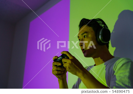 [Image of e-Sports] A scene where pro gamers are enthusiastic in the final game of the winning game competition 54890475