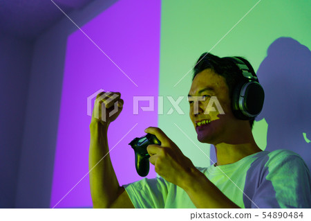 [Image of e-Sports] A scene where pro gamers are enthusiastic in the final game of the winning game competition 54890484