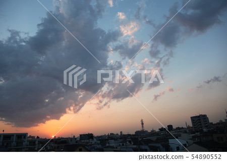 隱藏在雲層中的日落 54890552