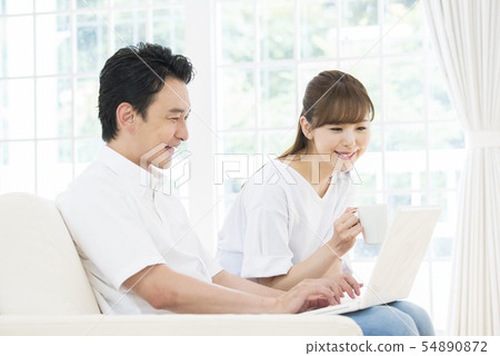 Married couple searching on laptop 54890872