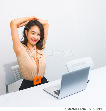 [美女形象]一個美容診所的年輕接待員女人伸展並改變心情的場景 54890993