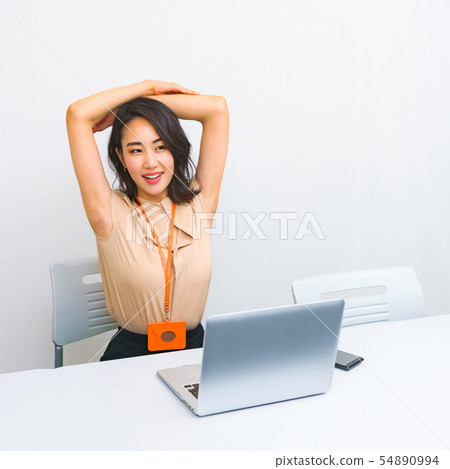 [Beauty image] A scene where a young receptionist woman at a beauty clinic stretches and changes her mood 54890994