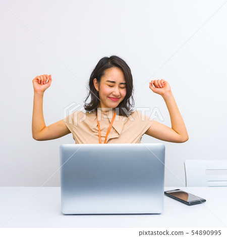 [Beauty image] A scene where a young receptionist woman at a beauty clinic stretches and changes her mood 54890995
