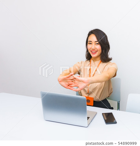 [美女形象]一個美容診所的年輕接待員女人伸展並改變心情的場景 54890999