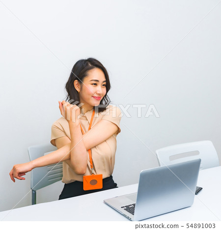 [Beauty image] A scene where a young receptionist woman at a beauty clinic stretches and changes her mood 54891003