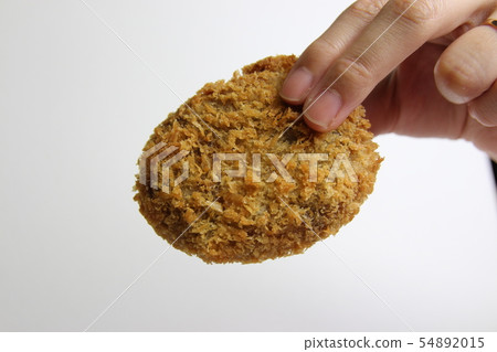 一個女人舉行的炸丸子M. 一個女人舉行的炸丸子M. 54892015
