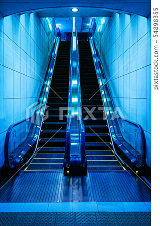 Escalator in an underground station in Tokyo - Escalator in an underground station in Tokyo - 54898355