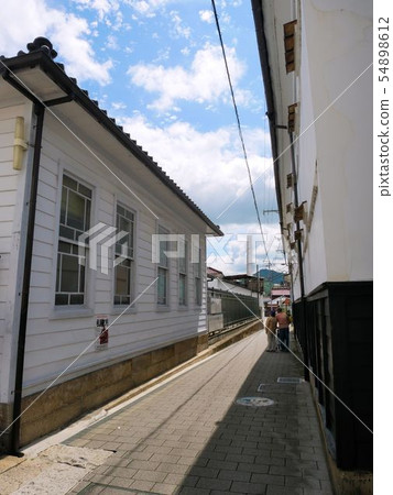 東廣島/東廣島沿著啤酒廠的街道漫步的老年夫婦（西條酒廠啤酒街） 54898612