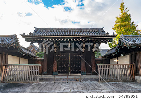 Higashi Honganji entrance 54898951