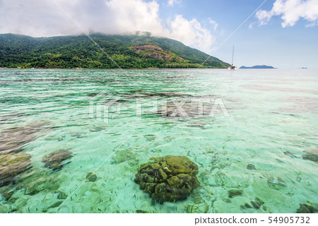 Clear green sea overlook the coral reefs of Koh Clear green sea overlook the coral reefs of Koh 54905732