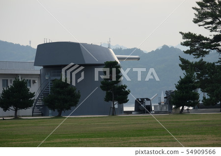 The fourth main turret of the battleship Mutsu preserved on Edajima 54909566