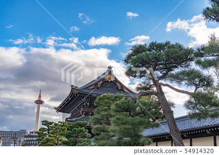 Higashi Honganji Mikagemon and Kyoto Tower 54914320