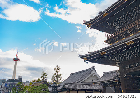 Higashi Honganji Mikagemon and Kyoto Tower 54914323