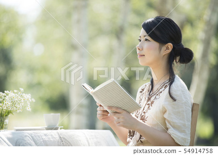 Woman reading in nature Woman reading in nature 54914758