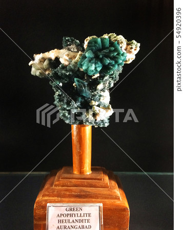 Green Apophyllite Heulandite, Gargoti Museum Green Apophyllite Heulandite, Gargoti Museum 54920396