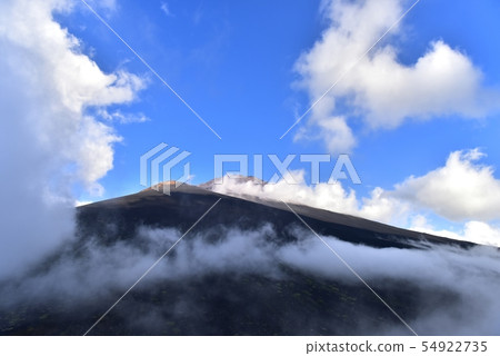 從Mt. Fuji Gotenba-guchi山道上俯瞰早晨太陽的山頂和Hoeiyama山上升起的雲層 54922735