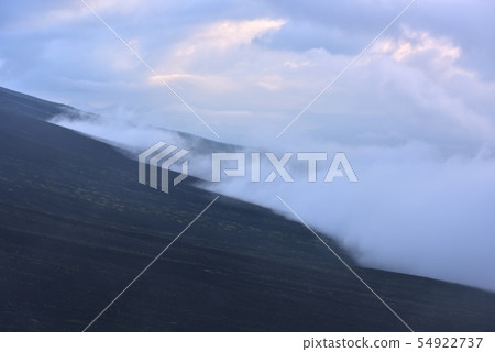 從富士御殿溝山道的第五道門附近爬來的雲 54922737