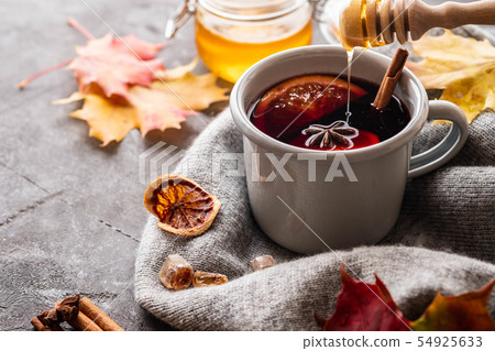 Mulled wine in grey rustic mugs with spices and citrus fruit on autumn background. Copy space. 54925633