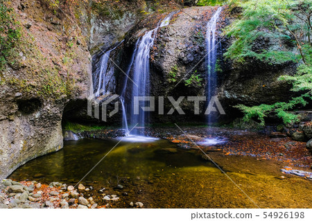 月亮的瀑布等待 54926198