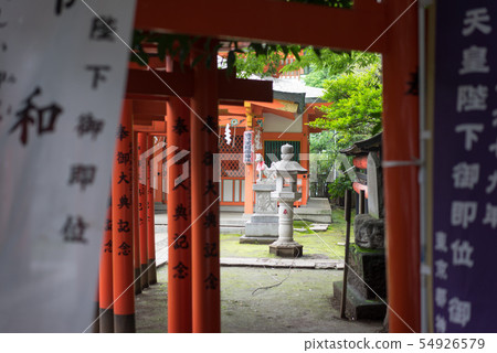 Shinto shrines lined with red torii 54926579
