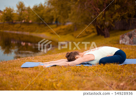 Slim brunette girl goes in for sports and performs Slim brunette girl goes in for sports and performs 54928936