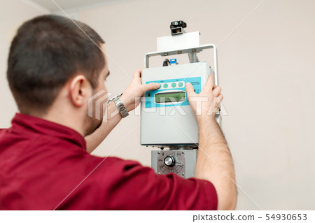 The doctor radiologist sets up an old veterinary The doctor radiologist sets up an old veterinary 54930653