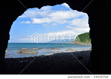 Taking a summer landscape with caves on Nagasu Beach, Taisei-ku, Hokkaido Taking a summer landscape with caves on Nagasu Beach, Taisei-ku, Hokkaido 54930708