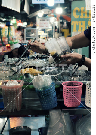 Vietnamese woman sweet gruel night food market 54932135