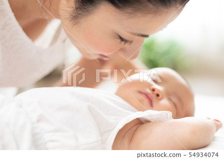 Family mom and baby 54934074