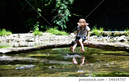 孩子們在山間溪流上玩耍 54934797