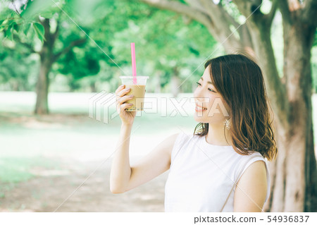 女人喝木薯奶茶 女人喝木薯奶茶 54936837