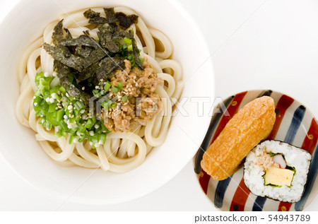 冷烏冬面(納豆,秋葵套)伊納里壽司和海藻卷 冷烏冬面(納豆,秋葵套)伊納里壽司和海藻卷 54943789