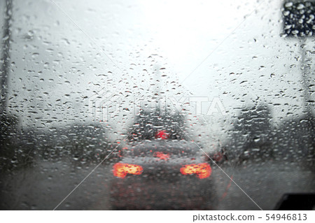 下雨在一個雨天的車窗 54946813