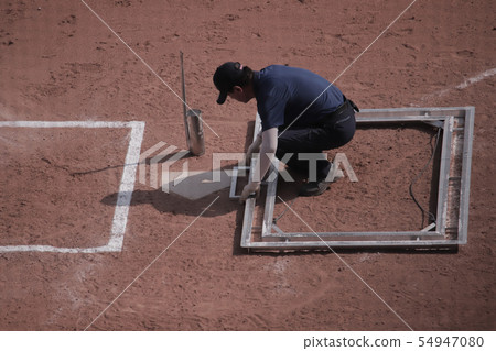 Drawing a baseball field line 54947080