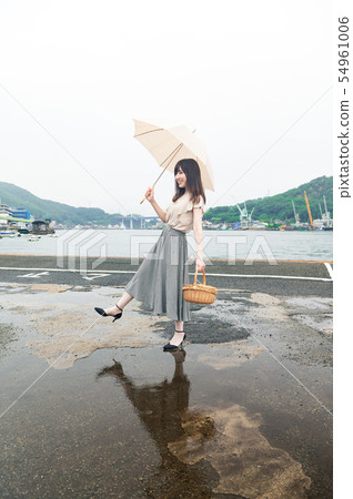 Young woman holding an umbrella 54961006