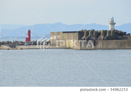 Breakwater White lighthouse, red lighthouse (Iwasehama Beach / Toyama Prefecture Toyama City Iwase) 54962253
