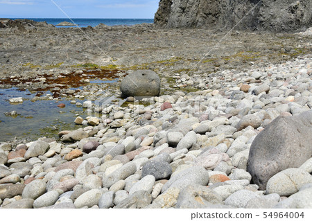 Taking a picture of the summer landscape of a rock with round stones on the Nagasu beach, Taisei ward, Hokkaido Taking a picture of the summer landscape of a rock with round stones on the Nagasu beach, Taisei ward, Hokkaido 54964004