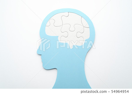 大腦和心理健康的形象。心理管理。頭部輪廓和大腦形式的拼圖。 大腦和心理健康的形象。心理管理。頭部輪廓和大腦形式的拼圖。 54964954