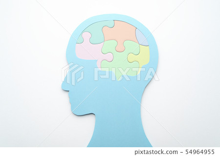 腦和精神保健形象。心理管理。頭部輪廓和大腦形式的拼圖。 54964955
