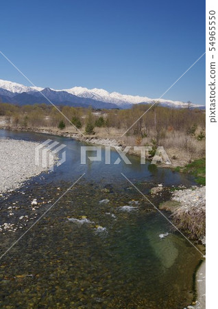 信州安曇野高瀨河和北阿爾卑斯山背山立山脈（早春） 54965550