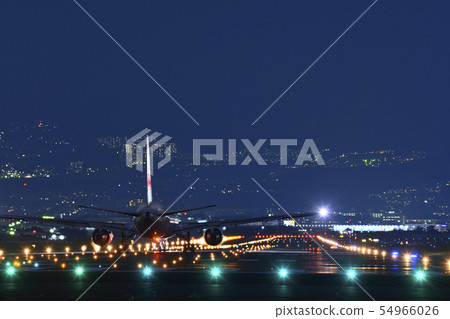 等待起飛的飛機在伊丹機場的晚上 54966026