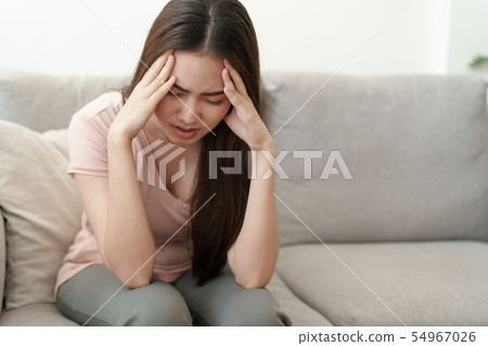 Asian woman are holding their hands to the head 54967026