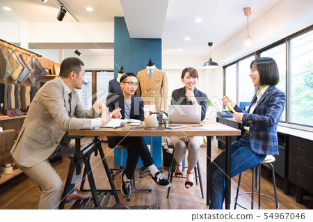 男女在辦公室見面（服裝，品牌，時裝） 54967046