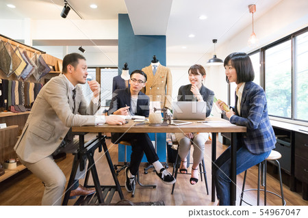 男女在辦公室見面（服裝，品牌，時裝） 54967047